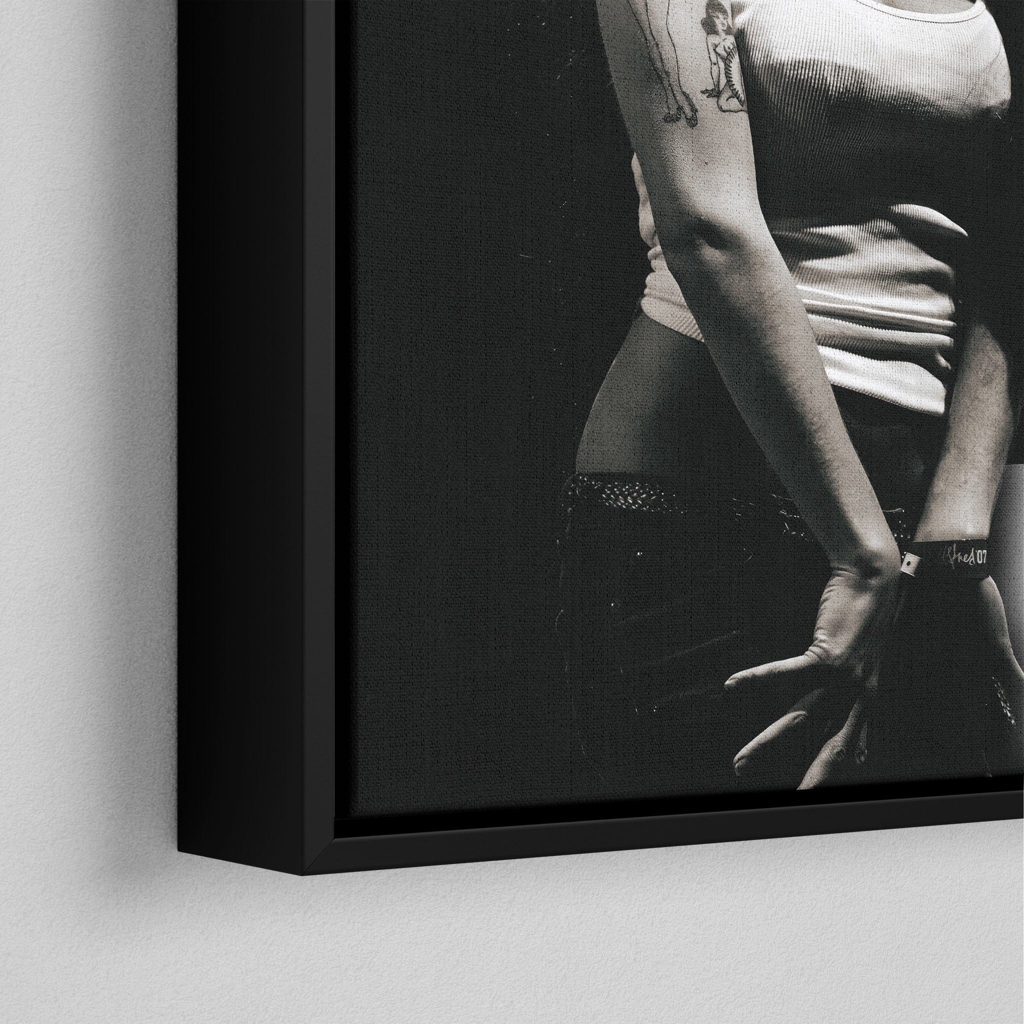 Corner macro of the elegant floating gap and fine finish of the black floating canvas frame.
