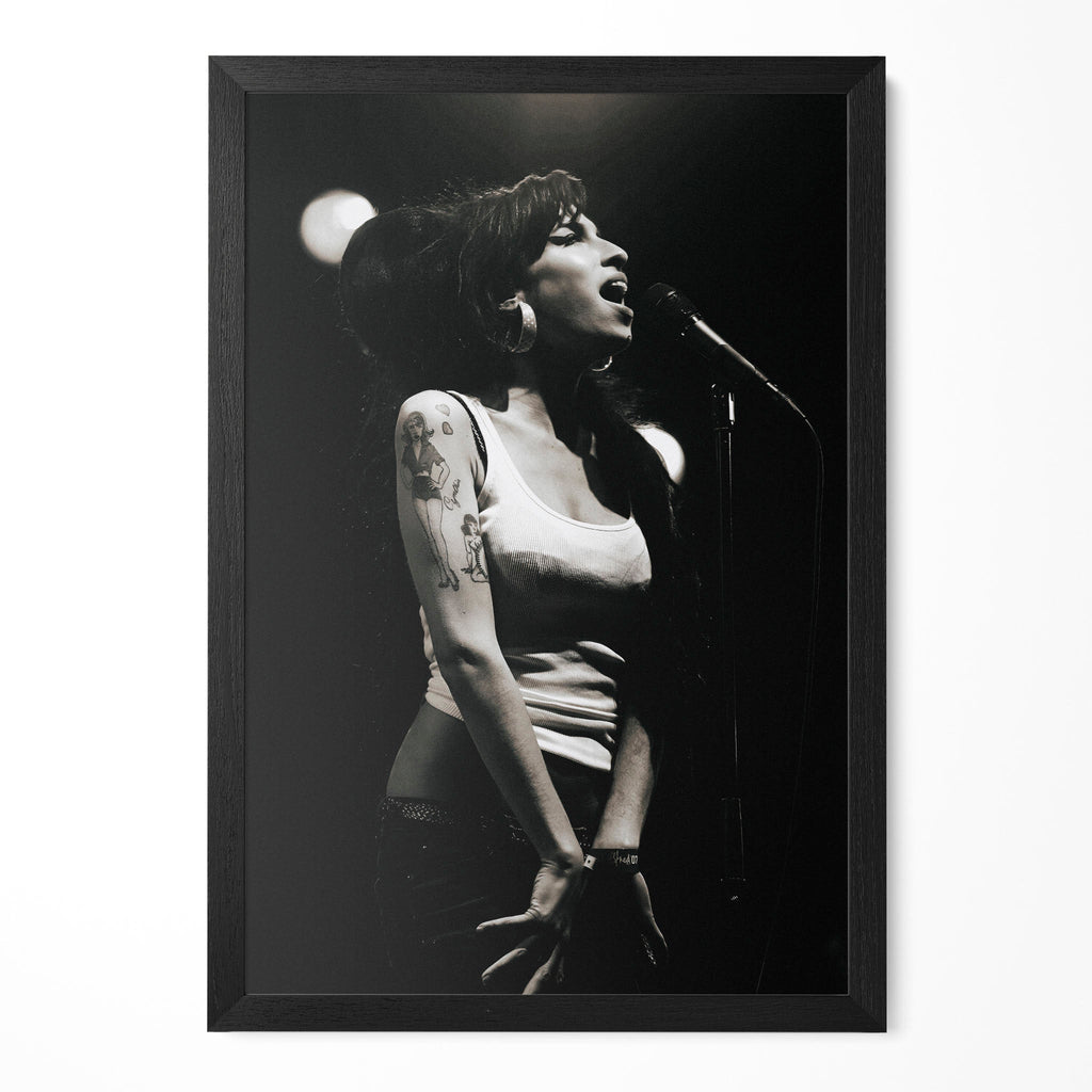 Amy Winehouse 2007 Hultsfred Festival black and white live portrait poster in a premium classic black wooden frame by POSTEREVER.