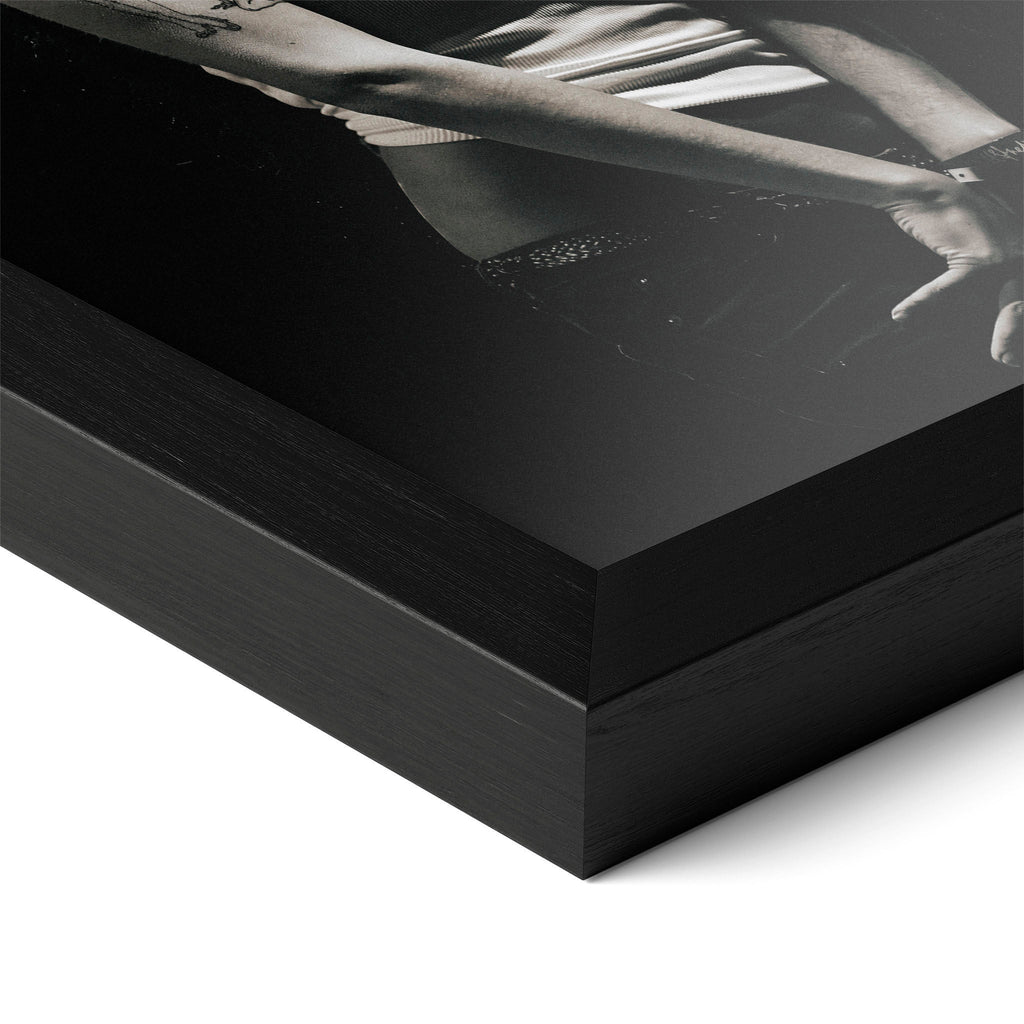 Detailed corner close-up of the premium black wooden frame holding the Amy Winehouse 2007 black and white portrait poster.