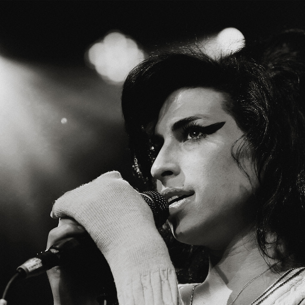 Medium zoom highlighting the rich black and white tonal range of the Amy Winehouse 2007 Zurich Volkshaus fine art print.
