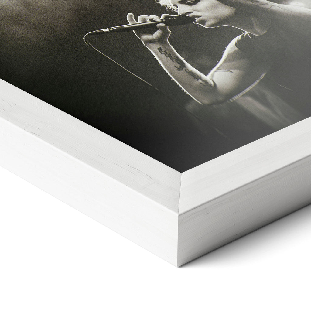 Corner close-up revealing the clean wood grain of the white framed Amy Winehouse black and white art print.