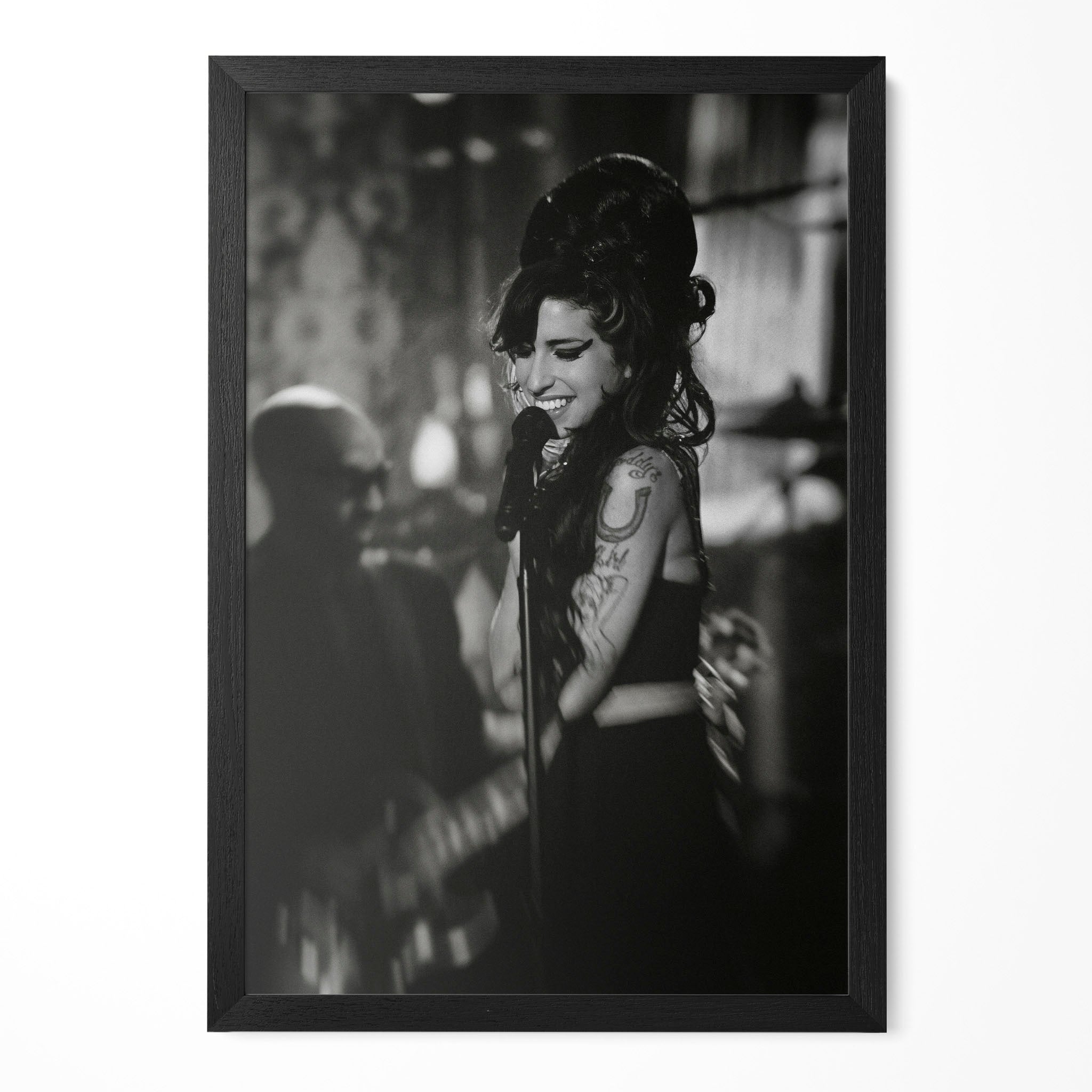 Amy Winehouse 2008 Grammys black and white live concert poster in a premium classic black wooden frame by POSTEREVER.