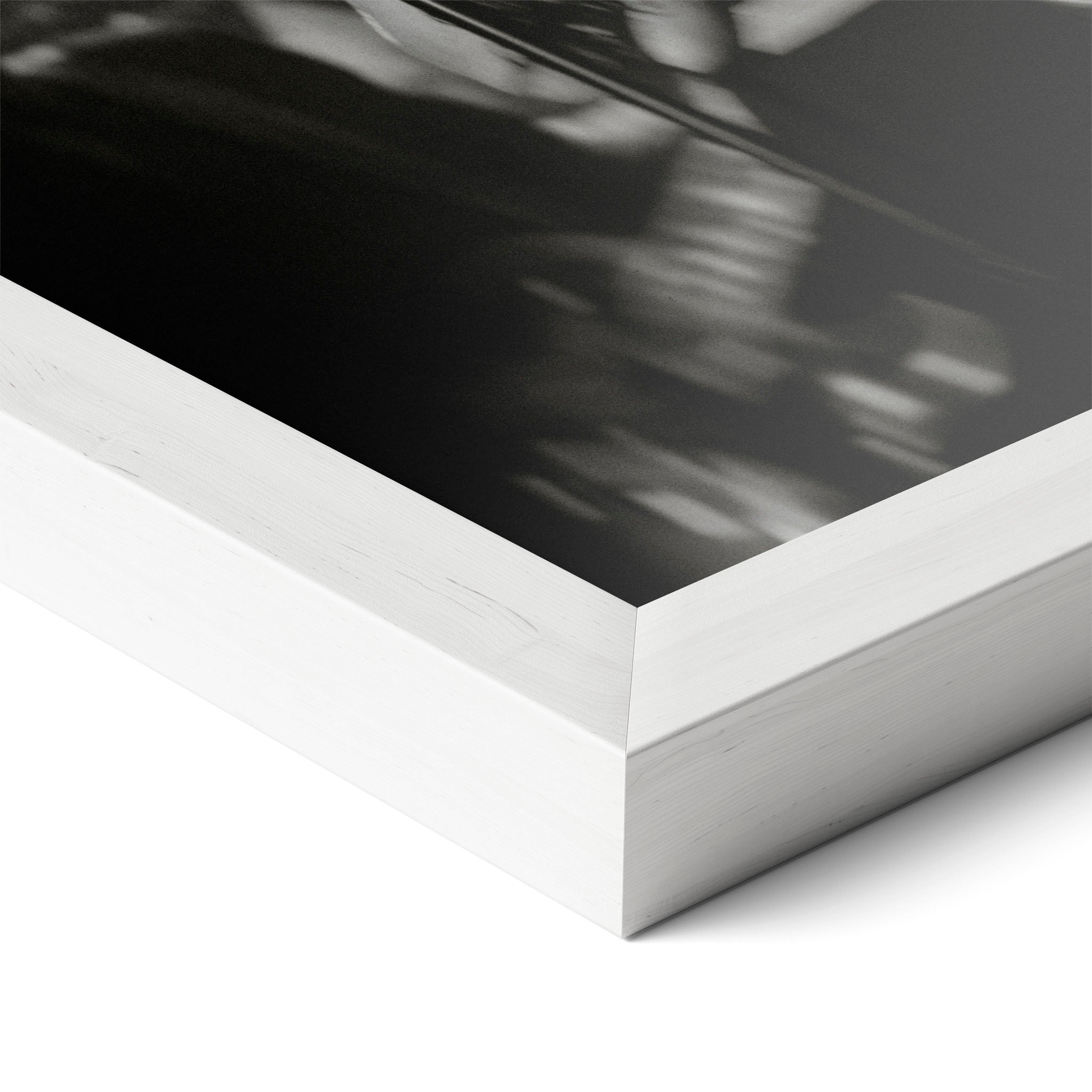 Corner close-up revealing the clean wood grain of the white framed Amy Winehouse 2008 Grammys black and white art print.