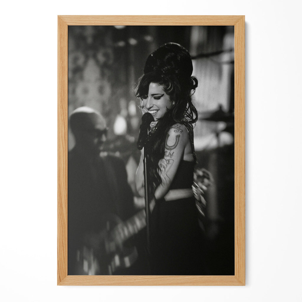 Amy Winehouse 2008 Grammys black and white poster in a premium natural oak wood frame by POSTEREVER.