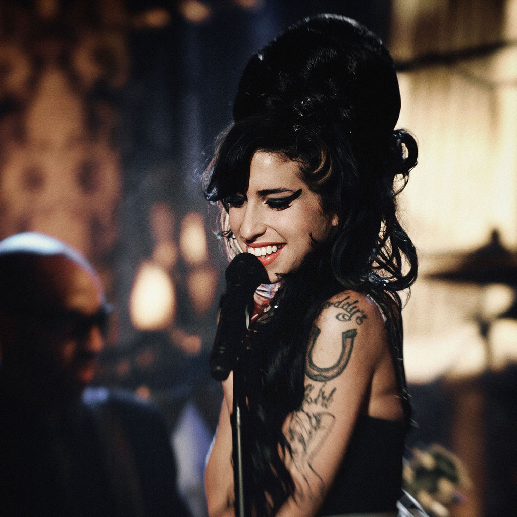 Medium zoom highlighting the rich warm colour depth of the Amy Winehouse 2008 Grammy Awards fine art print.