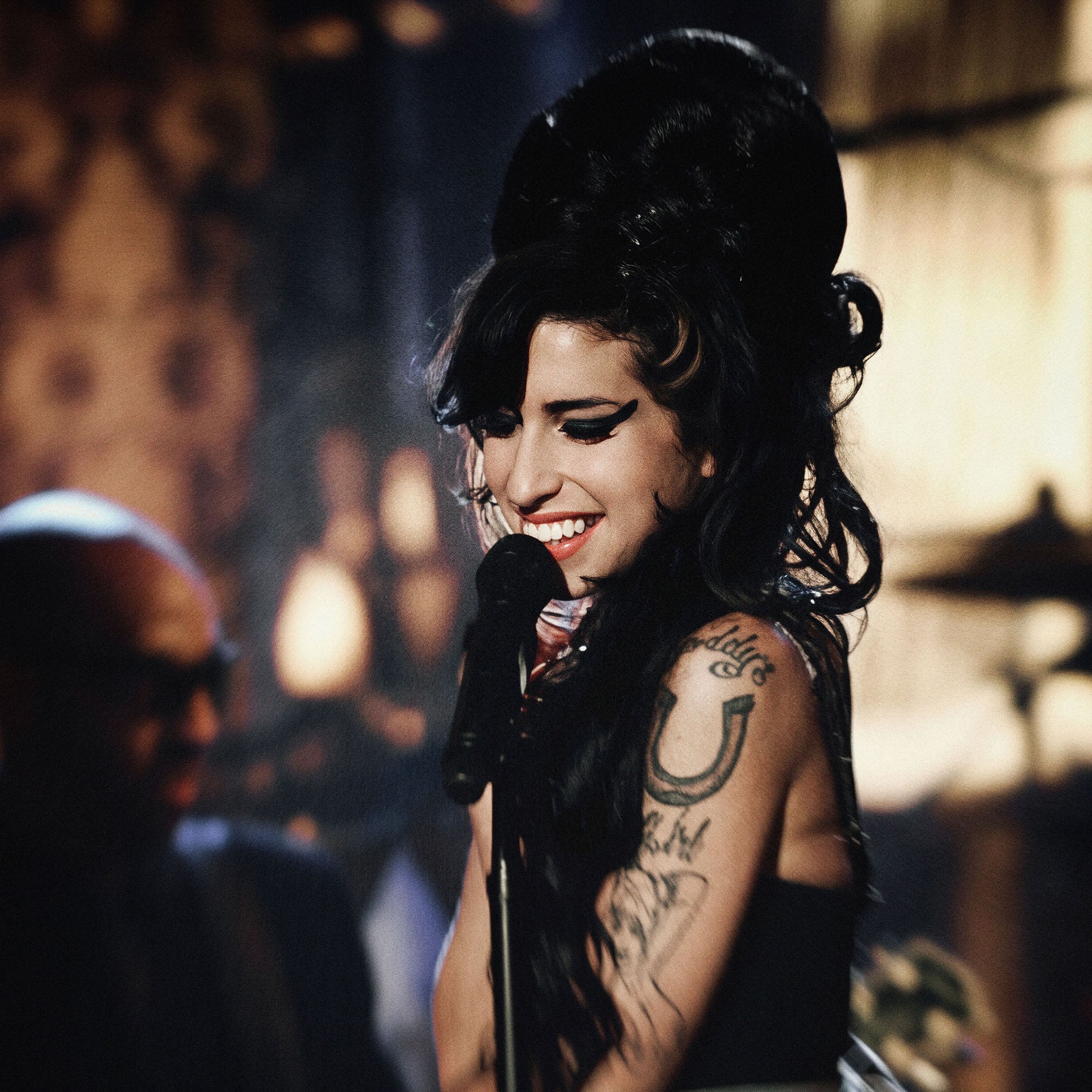 Medium zoom highlighting the rich warm colour depth of the Amy Winehouse 2008 Grammy Awards fine art print.