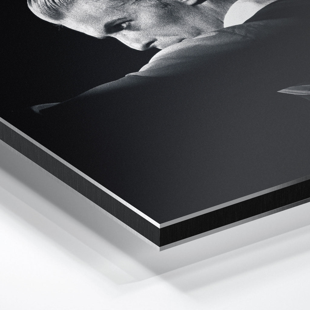 Macro close-up of the ultra-thin aluminum DIBOND panel edge of the David Bowie 1976 black and white metal print.