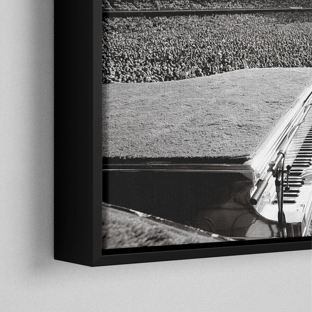 Corner macro of the elegant floating gap and fine finish of the black floating canvas frame.