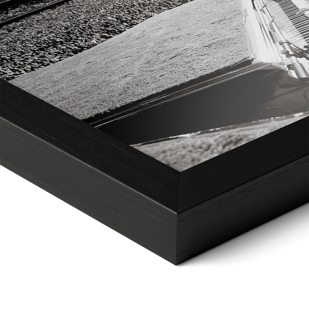Detailed corner close-up of the premium black wooden frame holding the Elton John 1975 black and white concert poster.