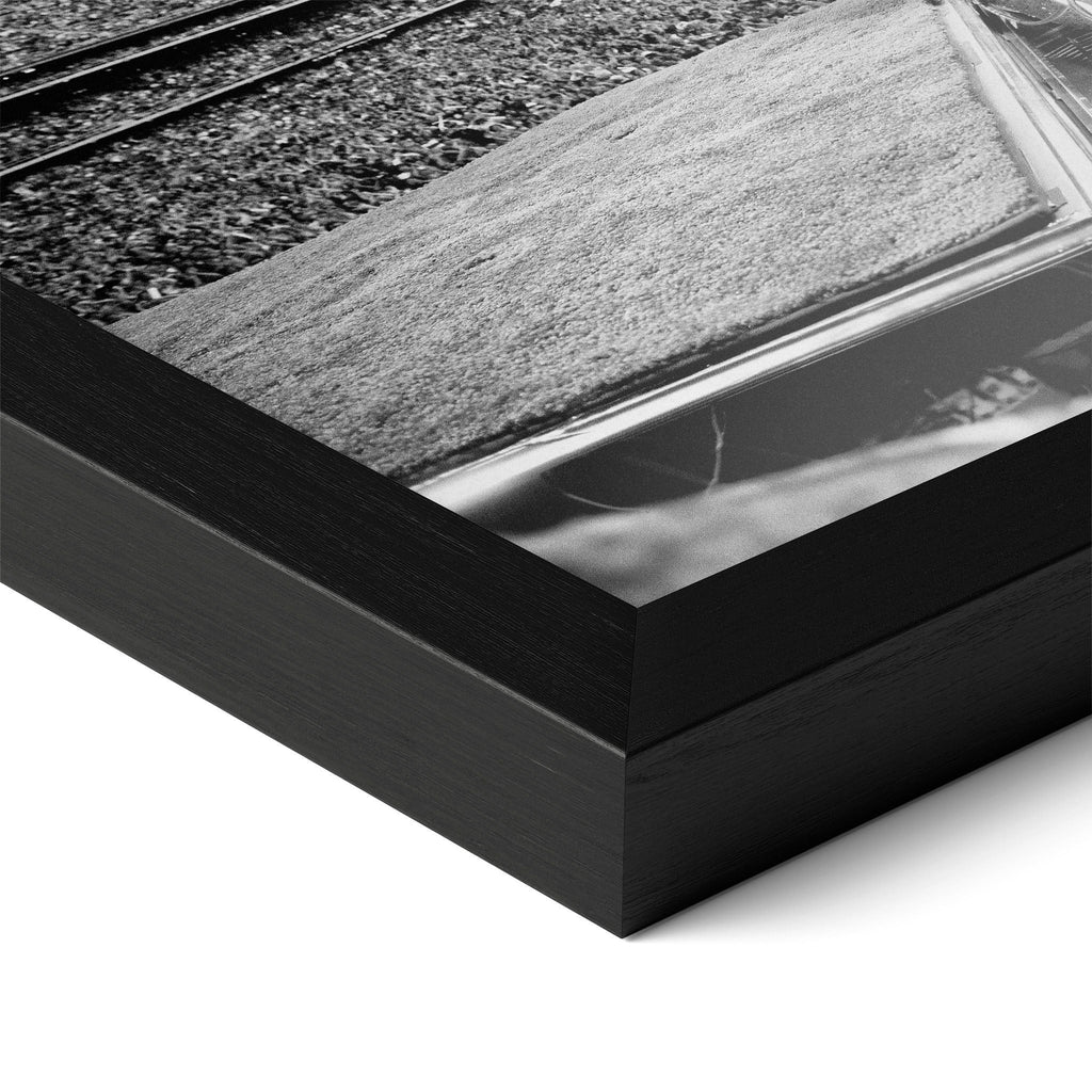 Detailed corner close-up of the premium black wooden frame holding the Elton John 1975 black and white concert poster.