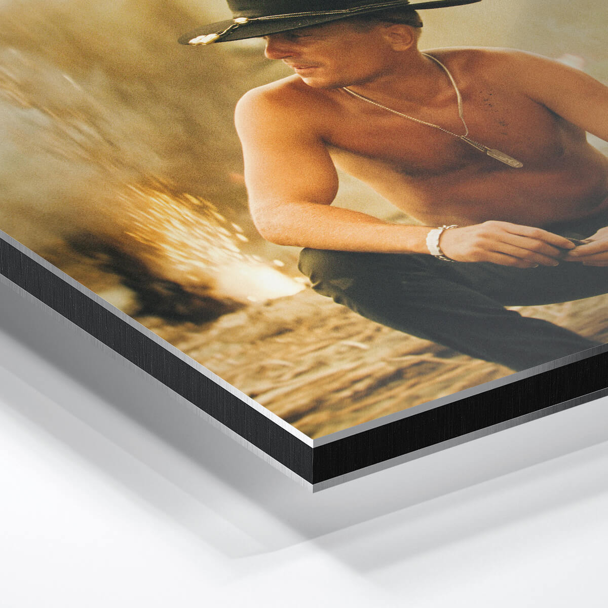 Close-up of the aluminium edge on a POSTEREVER matte metal print