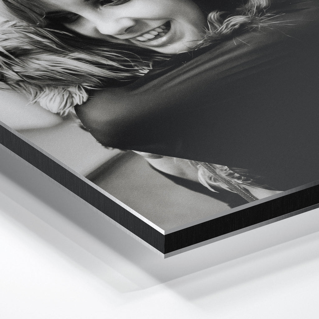 Close-up of the aluminium edge on the Stevie Nicks black and white metal print