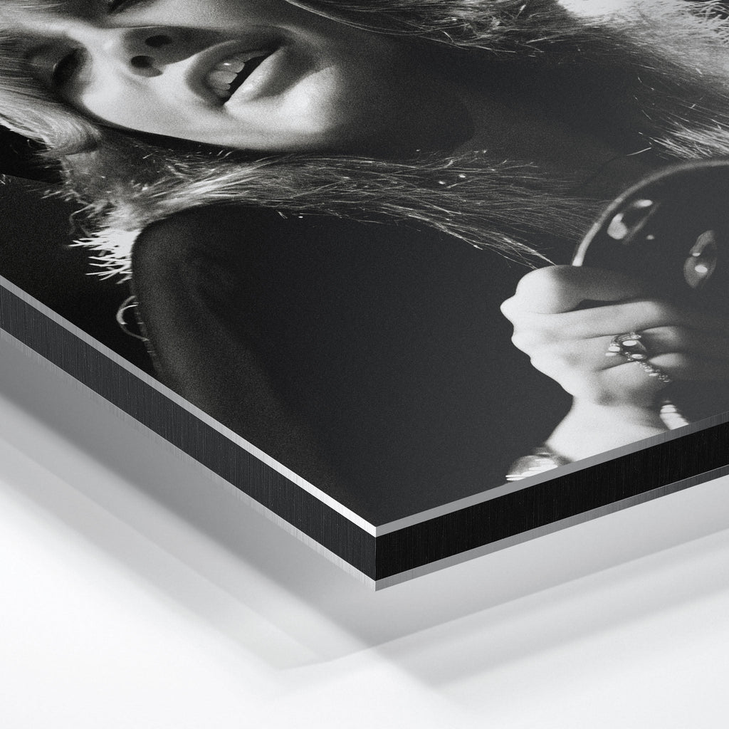 Close-up of the aluminium edge on the Stevie Nicks 1977 Oakland black and white metal print