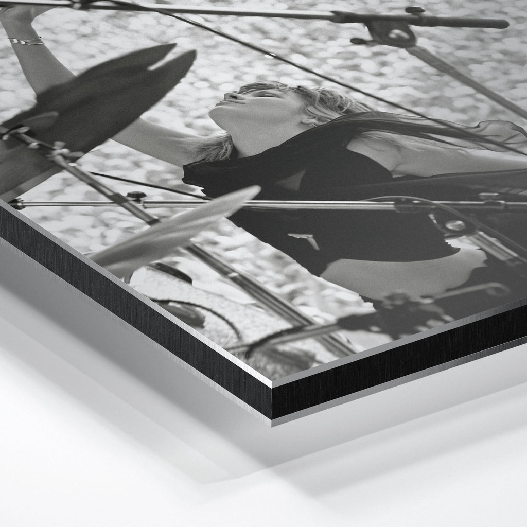 Close-up of the aluminium edge on the Stevie Nicks 1976 Oakland black and white metal print