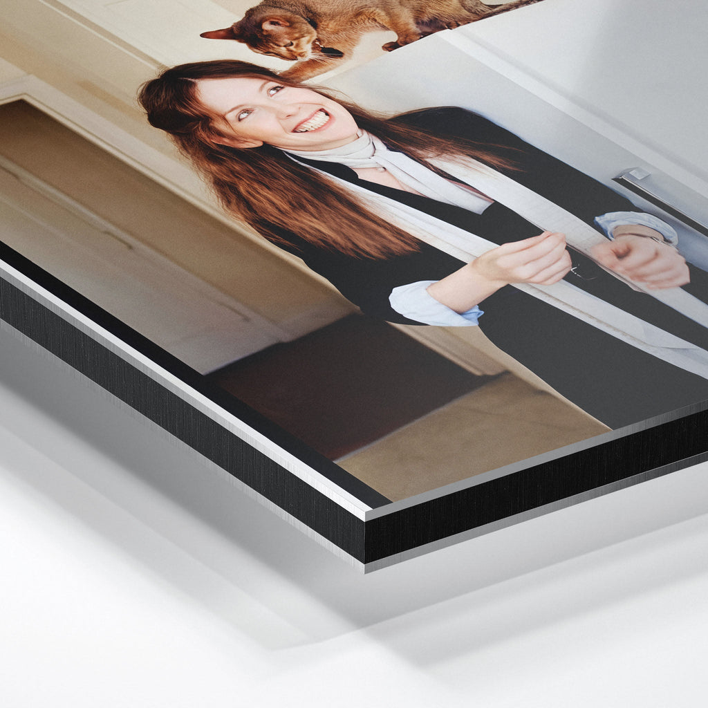 Close-up of the aluminum edge on the Diane Keaton colour metal print