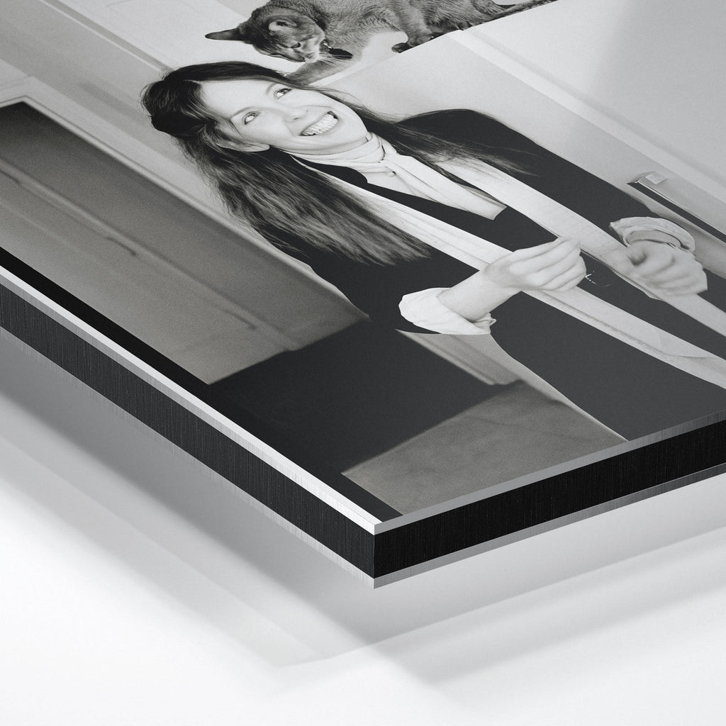 Close-up of the aluminum edge on the Diane Keaton black and white metal print